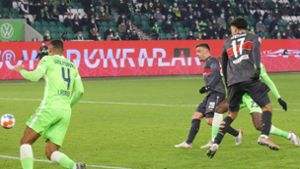 Ball drin, Sack zu: Philipp Förster (Mitte) erzielt das 2:0 für den VfB Stuttgart in Wolfsburg. Foto: Baumann/Alexander Keppler