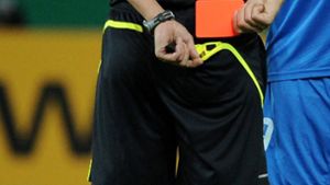 Ein Spieler  des FSV Münster hat bei einer Kreisliga-Partie den  Schiedsrichter nach einer Gelb-Roten-Karte  niedergeschlagen. (Symbolfoto) Foto: dpa/Ronald Wittek