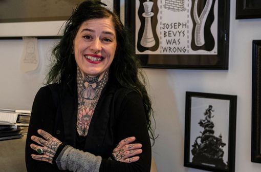 Netti Duden, Shop-Managerin eines Tattoo-Studios in Prenzlauer Berg, steht im Foyer des Studios. Sie trägt auch ein Trauer-Tattoo, eine Zeichnung ihres verstorbenen Katers. Foto: dpa/Paul Zinken