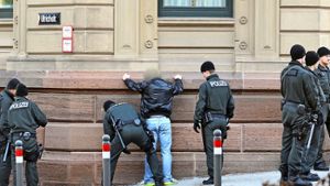 Scharfe Kontrollen beim Prozess wegen der tödlichen Messerattacke in Esslingen Foto: dpa