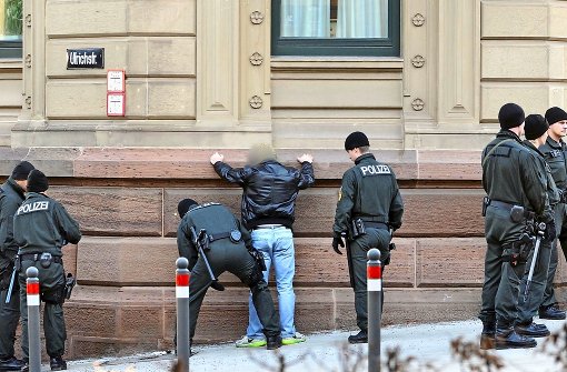 Scharfe Kontrollen beim Prozess wegen der tödlichen Messerattacke in Esslingen Foto: dpa