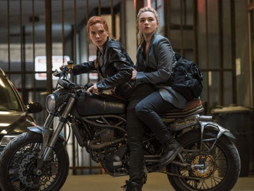 Scarlett Johansson und Florence Pugh (r.) spielen die Hauptrollen in Black Widow. Foto: © Marvel Studios 2021. All Rights Reserved.