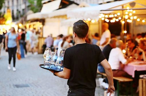 Ein Wasserträger beim Stuttgarter Weindorf. Die Flaschen sind kein Schnäppchen. Foto: /Thomas Kiehl für das Weindorf