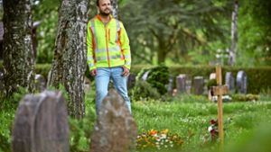 Felix Bochterle steht bei    Birken, die neben Kastanien die Hauptbäume auf dem Neuen Friedhof sind. Foto: Gottfried Stoppel