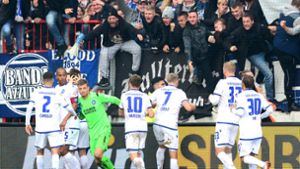 Die falsche Hymne vor Spielbeginn hat den Karlsruher SC nicht nachhaltig gestört. Der Verein holte einen Punkt gegen St. Pauli. Foto: dpa/Daniel Bockwoldt