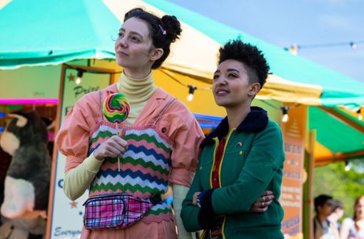 Pubertät ist, wenn Erwachsene schwierig werden: Tanya Reynolds (links) als Lily und Patricia Allison als Ola in der zweiten Staffel von „Sex Education“ Foto: Netflix