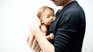 Viel Körper- und Hautkontakt kann dem Vater dabei helfen, eine Beziehung zu seinem Baby aufzubauen. Foto: Simon Dannhauer – Fotolia