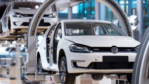 Ein VW E-Golf hängt an einer elektrischen Hängebahn in einer VW-Manufaktur: Volkswagen will die E-Mobilität in Afrika mit einem Pilotprojekt voranbringen. Foto: dpa/Monika Skolimowska