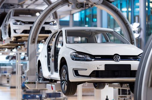 Ein VW E-Golf hängt an einer elektrischen Hängebahn in einer VW-Manufaktur: Volkswagen will die E-Mobilität in Afrika mit einem Pilotprojekt voranbringen. Foto: dpa/Monika Skolimowska