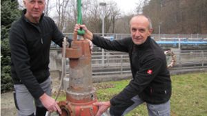Wenn die Pumpen verstopft sind, müssen Gerd und Klaus Fauser (von links) in die Regenrückhaltebecken steigen. Mitunter hilft nur ein Ausbau der Teile. Foto: Barner