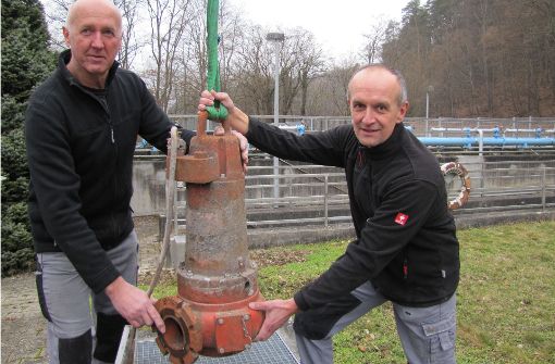 Wenn die Pumpen verstopft sind, müssen Gerd und Klaus Fauser (von links) in die Regenrückhaltebecken steigen. Mitunter hilft nur ein Ausbau der Teile. Foto: Barner