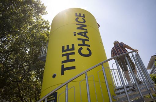 Gut eine Woche steht dieser Aussichtsturm auf dem Stuttgarter Schlossplatz und wirbt für die Kampagne „The Chänce“. Foto: Lichtgut/Leif Piechowski/Leif Piechowski