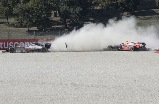Romain Grosjean (l) aus Frankreich vom Team Haas und Max Verstappen aus den Niederlanden vom Team Red Bull Racing kommen von der Rennstrecke ab. Foto: dpa/Luca Bruno