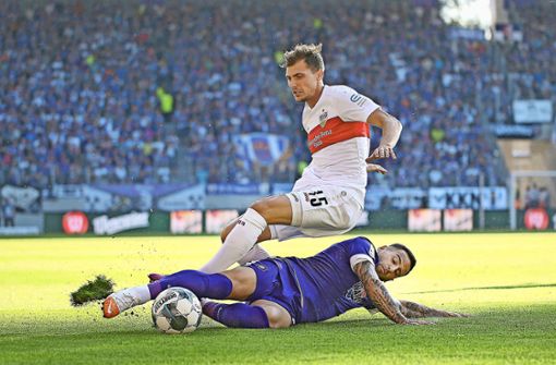 Kampf ist Trumpf: Calogero Rizzuto (unten) trennt VfB-Rechtsverteidiger Pascal Stenzel robust, aber fair vom Ball. Foto: Baumann
