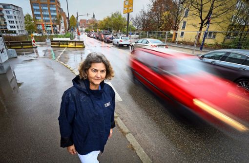 Birgit Häberle  ist  ausnahmsweise mal zu Fuß unterwegs in der seit Monaten halb gesperrten Herrenberger Straße. Foto: factum/ Granville