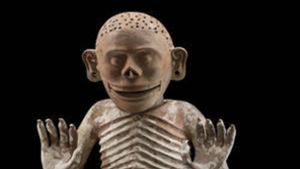 Mictlantecuhtli, ein aztekischer Totengott. Die 1,76 Meter große Keramikfigur stammt aus dem Museum des Templo Mayor. Foto: Landesmuseum Württemberg, Hendrik Zwietasch