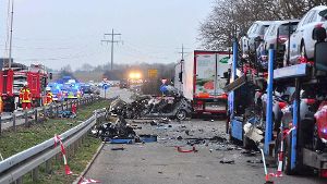 Ein schwerer Unfall hat sich in der Nacht auf der B27 nahe Filderstadt ereignet. Nach einer Polizeikontrolle war es zu einer Verfolgungsjagd gekommen.  Foto: dpa