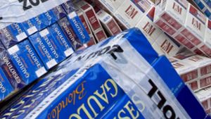 Mehr als 500 Stangen unversteuerter Zigaretten fanden die Zollbeamten in dem Kleintransporter (Symbolfoto). Foto: imago stock&people/Jens Koehler