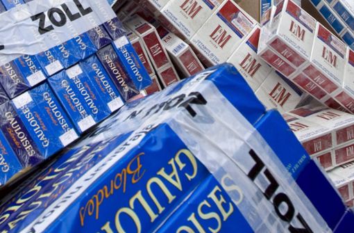 Mehr als 500 Stangen unversteuerter Zigaretten fanden die Zollbeamten in dem Kleintransporter (Symbolfoto). Foto: imago stock&people/Jens Koehler