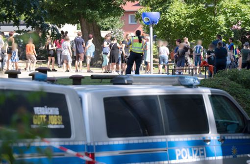Polizisten stehen auf dem Schulhof der Grund- und Oberschule. Foto: dpa/Sebastian Kahnert
