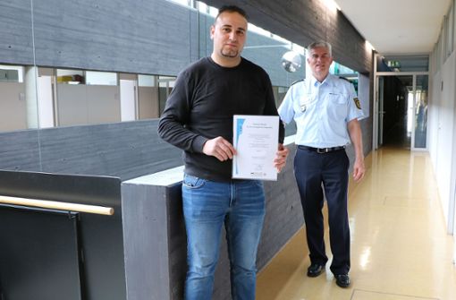 Polizeipräsident Burkhard Metzger lud Raed M. ins Polizeipräsidium ein und überreichte ihm ein Dankschreiben und eine Urkunde. Foto: Polizei /Ludwigsburg