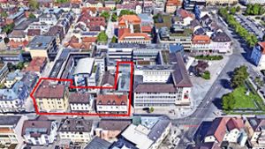 Der rot umrandete Bereich des KSK-Areals soll neu bebaut werden: mit Büros und Wohnungen. Rechts: der Schillerplatz. Foto: Google Earth