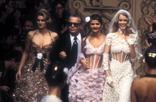 Karl Lagerfeld mit drei der berühmtesten Supermodels überhaupt: Cindy Crawford, Helena Christensen und Claudia Schiffer (von links). Foto: imago images/Starface/Guy Marineau/Starface
