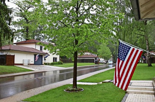Wie in den USA: An fast jedem der Offiziershäuser im Roosevelt Village in den Kelley Barracks wehen die „Stars and Stripes“-Banner. Foto: Caroline Holowiecki