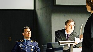 Florian David Fitz (li.) als Angeklagter (mit Lars Eidinger und Martina Gedeck) Foto: ARD