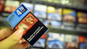 Schockfotos erlaubt: Künftig müssen sie 65 Prozent der Vorder- und Rückseite einer Zigarettenpackung ausmachen. Foto: dpa