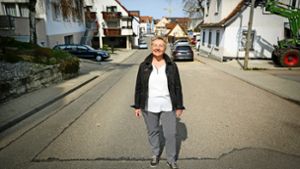 Früher toste  hier der Autoverkehr – heute kann sich Sabine Schmidt  einfach so auf die Maichinger Straße stellen. Foto: factum/Simon Granville