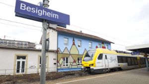 Am Bahnhof in Besigheim ist ein Mann, der zuvor eine Minderjährige in einer Regionalbahn belästigt hatte, über die Gleise geflohen. Foto: factum/Simon Granville