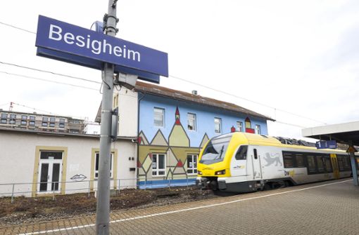 Am Bahnhof in Besigheim ist ein Mann, der zuvor eine Minderjährige in einer Regionalbahn belästigt hatte, über die Gleise geflohen. Foto: factum/Simon Granville