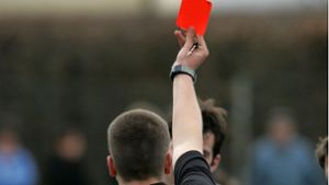 Nach einer Roten Karte rastet ein Spieler aus. Foto: Avanti/Ralf Poller