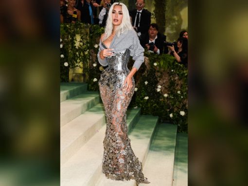 Mit diesem Kleid war Kim Kardashian mal wieder ein Hingucker bei der Met Gala. Foto: Anthony Behar/ddp/Sipa USA