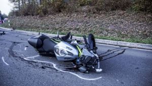 Das Motorrad-Wrack am Unfallort. Foto: SDMG/SDMG / Dettenmeyer
