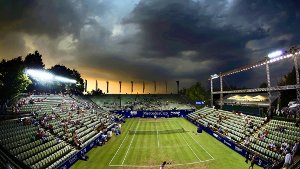 Das traditionelle Tennis-Turnier auf dem Stuttgarter Weißenhof wird von 2015 an auf Rasen gespielt. Damit können sich die Profis künftig direkt nach den French Open im Juni auf das Grand-Slam-Turnier in Wimbledon auf identischem Untergrund vorbereiten. Foto: Pressefoto Baumann/Montage