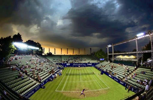 Das traditionelle Tennis-Turnier auf dem Stuttgarter Weißenhof wird von 2015 an auf Rasen gespielt. Damit können sich die Profis künftig direkt nach den French Open im Juni auf das Grand-Slam-Turnier in Wimbledon auf identischem Untergrund vorbereiten. Foto: Pressefoto Baumann/Montage