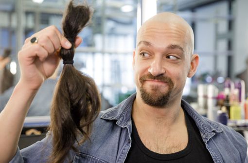 Seine abgeschnitten Haare spendet Musicalstar Maximlian Mann für Perücken von Krebspatienten. Foto: Stage Entertainment/Jan Potente