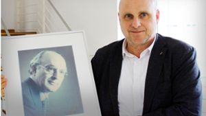 Stefan Schlatterer ist seit 2004 OB von Emmendingen. Im Arm hält er das Porträt seines Vaters. Foto: Stadt Emmendingen/Schoder