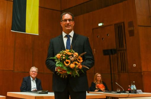 Clemens Maier (vorne) wird neuer Ordnungsbürgermeister, Vorgänger Martin Schairer (hinten links) verfolgte die Wahl mit. Foto: Lichtgut/Leif Piechowski