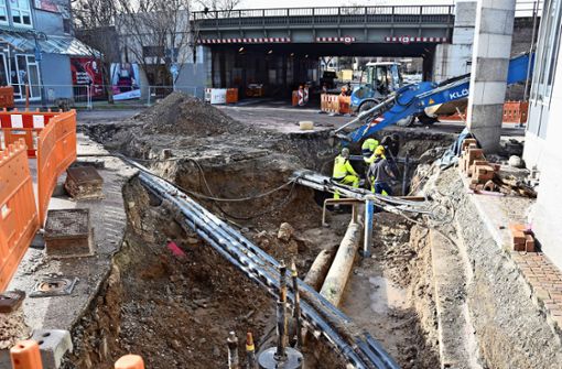 Vorbereitung für den Kanalbau: In der Arlbergstraße legen die Arbeiter unter anderem die im Untergrund liegenden Telekommunikationsleitungen um. Foto:  