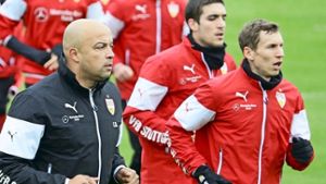 Fitnesstrainer Chima Onyeike macht den VfB-Profis Beine Foto: Baumann