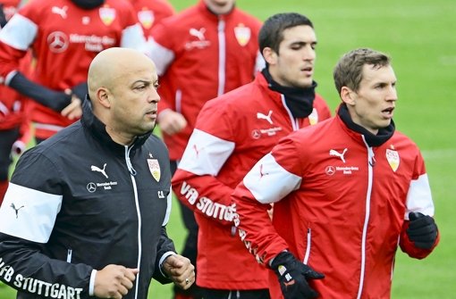Fitnesstrainer Chima Onyeike macht den VfB-Profis Beine Foto: Baumann