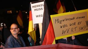 Zahlreiche Menschen haben in Chemnitz gegen den Merkel-Besuch demonstriert. Foto: Getty Images Europe