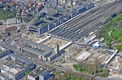 Die Baugrube für den Tiefbahnhof zieht sich durch den Schlossgarten und die frühere Bahnsteighalle. Nach heutigem Stand ist der Neubau erst in siebeneinhalb Jahren fertig. Foto: Werner Kuhnle