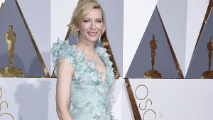 Das Kleid in einem hellen Blau-Türkis-Ton, über und über mit Zierblüten bestickt, einem gewagten Ausschnitt, einem bodenlangen Rock und einer Schleppe verschmolz perfekt mit der unnahbar-anmutigen Aura von Cate Blanchett. Foto: dpa