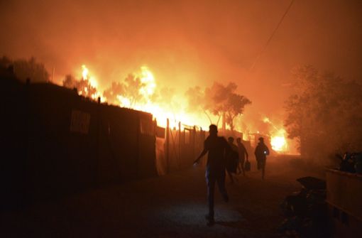 Der Brand wütet fast im gesamten Flüchtlingslager. Foto: dpa/Panagiotis Balaskas