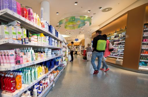 Markenprodukte sind vor allem bei Kosmetik und Körperpflege-Artikeln oft deutlich teurer als die Eigenmarken von  Drogeriemärkten wie Rossmann oder dm. Foto: dpa