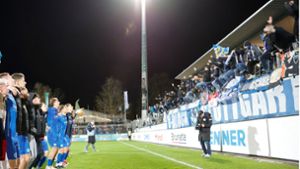 Die Spieler der Stuttgarter Kickers jubeln mit ihren Fans. Foto: Pressefoto Baumann